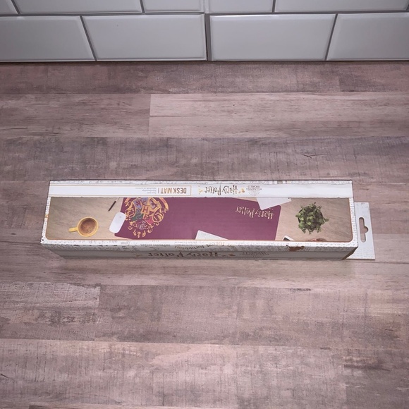 Harry Potter Hogwarts Crest Desk Mat - Picture 3 of 4